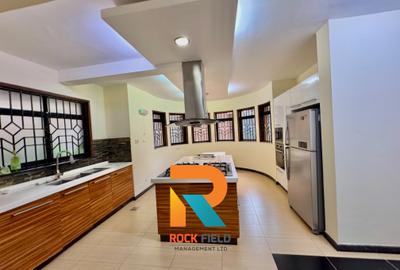 5 Bed Townhouse with En Suite in Kyuna