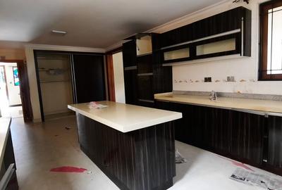 5 Bed Townhouse with En Suite at Lavington - 4