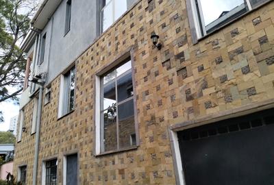 5 Bed Townhouse with En Suite at Westlands - 2