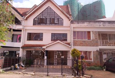 5 Bed Villa with En Suite in Brookside