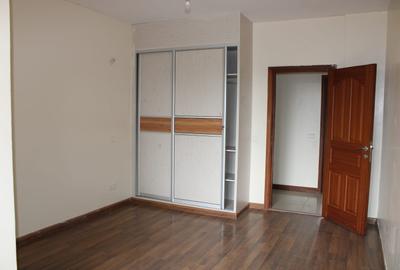 4 Bed Apartment with En Suite in Parklands - 2