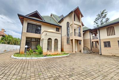 6 Bed House with En Suite in Runda