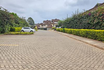 5 Bed House with En Suite in Runda - 2