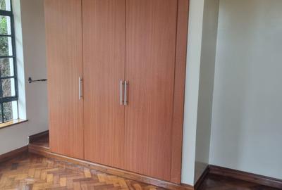 5 Bed Townhouse with En Suite in Runda