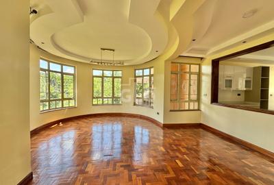 4 Bed Villa with En Suite in Nyari
