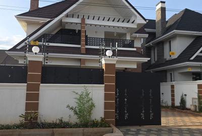 5 Bed Villa with En Suite in Membley - 2