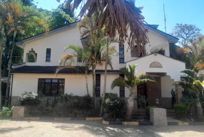 5 Bed House with En Suite in Runda