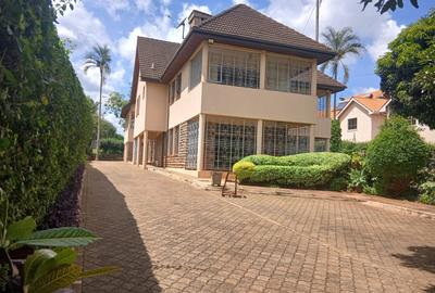 5 Bed Villa with En Suite in Runda