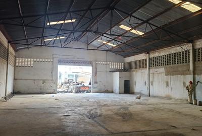 4,900 ft² Warehouse with Parking in Industrial Area - 2