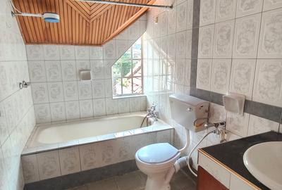 5 Bed Townhouse with En Suite at Brookside - 4