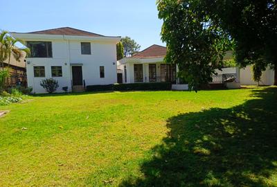 5 Bed House with En Suite in Runda