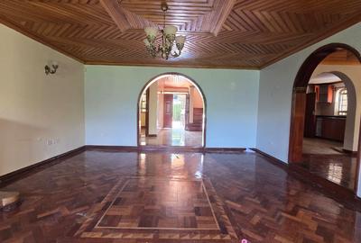 5 Bed House with En Suite in Nyari