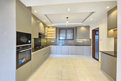 3 Bed Apartment with En Suite in Parklands - 2