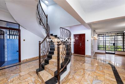 5 Bed Villa with En Suite in Lavington