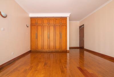 5 Bed Villa with Garden in Runda - 4