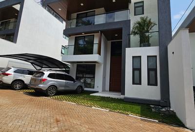 6 Bed Villa with En Suite in Lavington - 2
