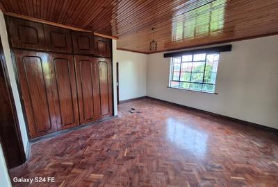 5 Bed House with En Suite in Runda - 2