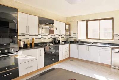 4 Bed Apartment with En Suite at Off Rhapta Road - 4