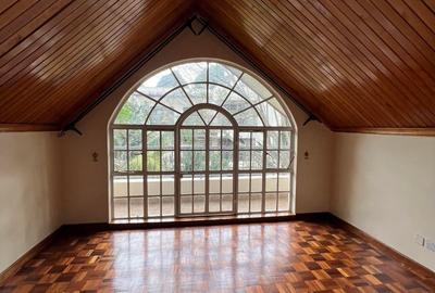5 Bed Townhouse with En Suite in Lavington - 2