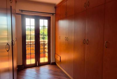 4 Bed Villa with En Suite in Windsor - 2
