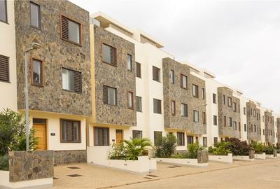 4 Bed Villa with En Suite in Garden Estate - 2