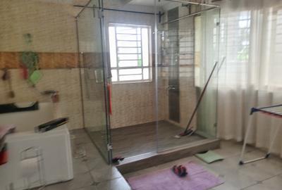 5 Bed House with En Suite at Garden Court Drive