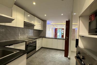 4 Bed Villa with En Suite in Riverside
