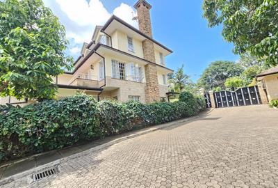 5 Bed House with En Suite in Lavington