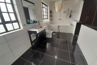5 Bed Townhouse with En Suite at Milimani