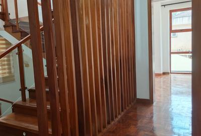 6 Bed Townhouse with En Suite at Lavington - 3
