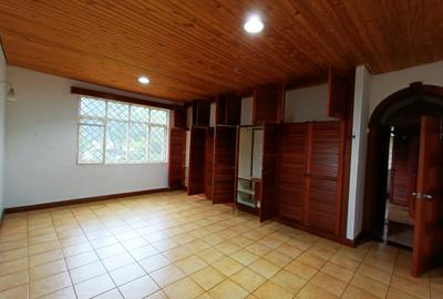 4 Bed House with En Suite in Rosslyn