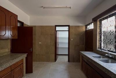 5 Bed Townhouse with En Suite at Kirichwa Road - 4