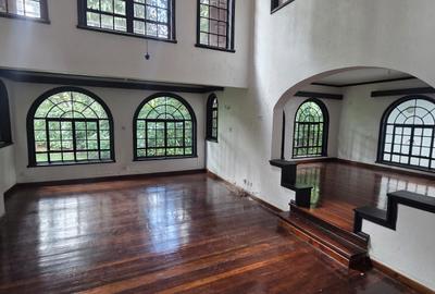 4 Bed Villa with En Suite in Riverside