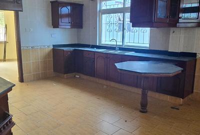 5 Bed Villa with En Suite at Hr2557