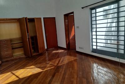 4 Bed House with En Suite in Lavington - 2