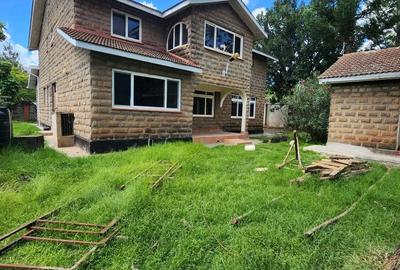 5 Bed House with En Suite at Lavington Green - 2