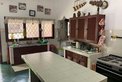 7 Bed House with En Suite in Bofa