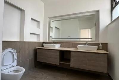 4 Bed Apartment with En Suite in Riverside - 4