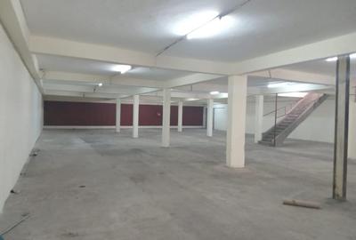 24,998 ft² Warehouse with Parking in Industrial Area