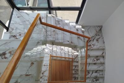 5 Bed House with En Suite in Lavington - 4