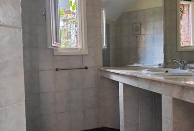 5 Bed Townhouse with En Suite in Muthaiga