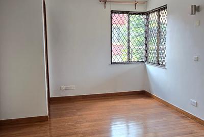 5 Bed Townhouse with En Suite at Off Convent Drive - 3