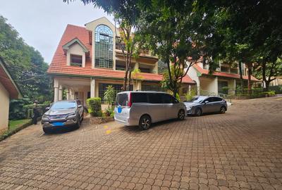 4 Bed House with En Suite in Lavington