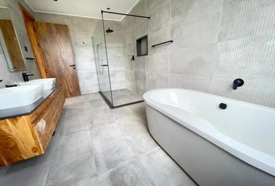 Furnished 4 Bed Apartment with En Suite in Spring Valley