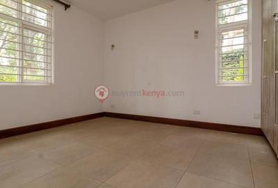 5 Bed House with Swimming Pool at Rosslyn