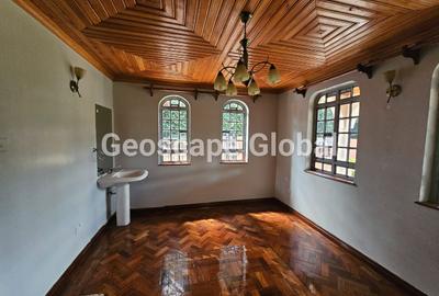 5 Bed House with En Suite in Nyari