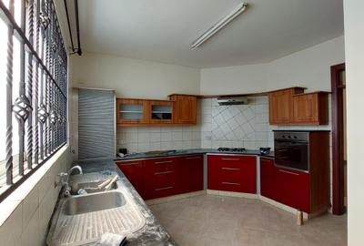 5 Bed Townhouse with En Suite in Brookside - 3