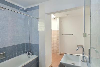 4 Bed House with En Suite at Loresho Creasent - 4
