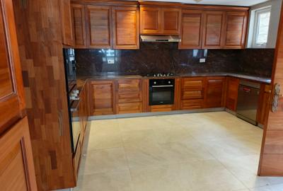 5 Bed Townhouse with En Suite at Lavington - 2