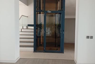 5 Bed House with En Suite in Lavington - 3